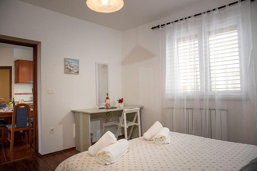 Apartment Orbanic Ровин Екстериор снимка